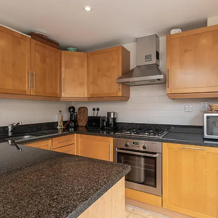 Stylish Mews House With Parking * London