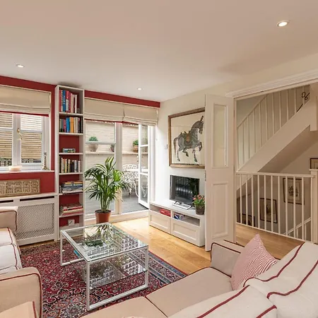 Holiday home Stylish Mews House With Parking London