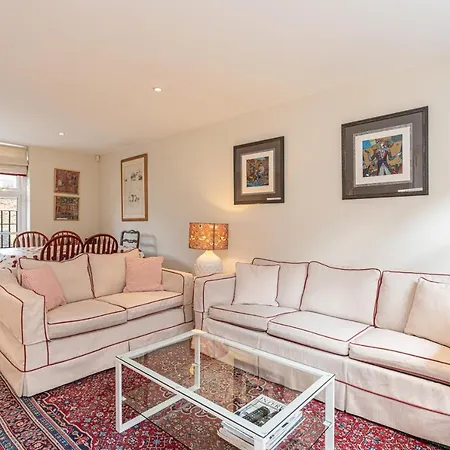 Stylish Mews House With Parking Holiday home
