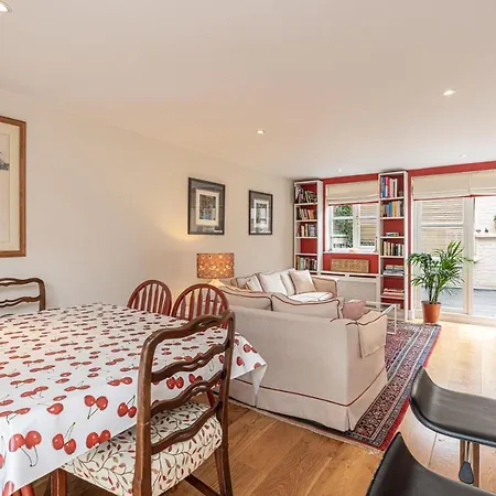Stylish Mews House With Parking *