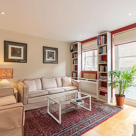 Holiday home Stylish Mews House With Parking