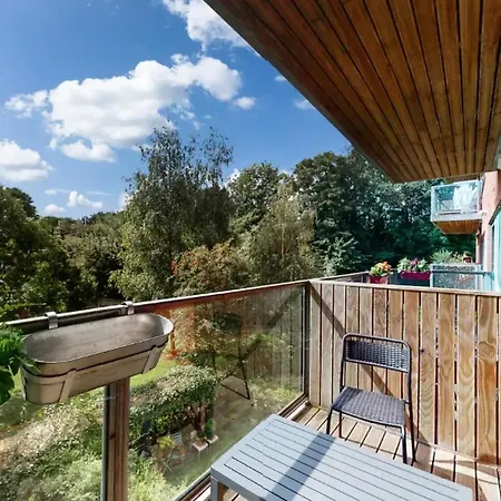 Modern 2 Bedroom Flat With Patio In Turnpike Lane