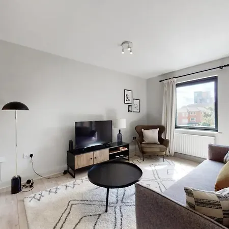 Modern 2 Bedroom Flat With Patio In Turnpike Lane Apartment