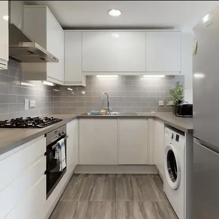 Apartment Modern 2 Bedroom Flat With Patio In Turnpike Lane London