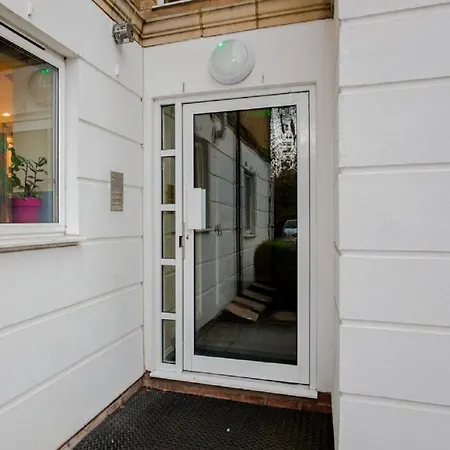 The Sparkford Gardens - Lovely 2bdr With Balcony 런던