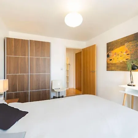 With Private Bathroom In A Modern Two Bedroom Two Bathroom Flat *