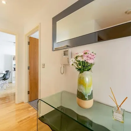 With Private Bathroom In A Modern Two Bedroom Two Bathroom Flat Quarto em Acomodações Particulares *