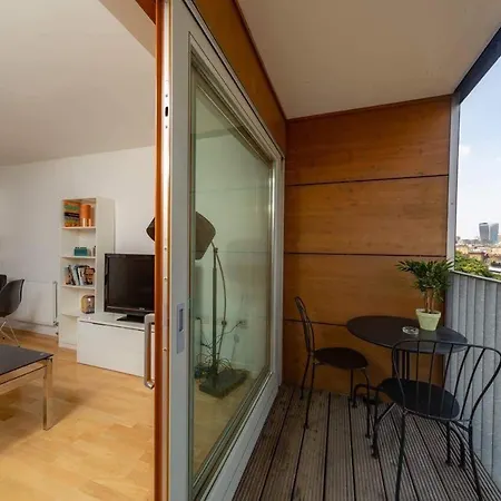 Quarto em Acomodações Particulares With Private Bathroom In A Modern Two Bedroom Two Bathroom Flat *