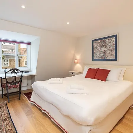 Stylish Mews House With Parking * London