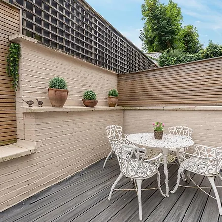 Stylish Mews House With Parking Holiday home *