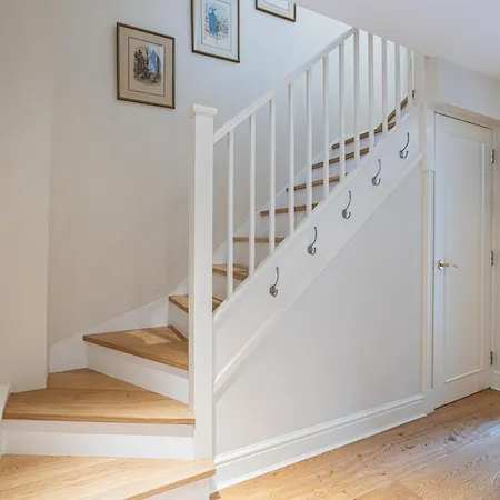 Stylish Mews House With Parking *