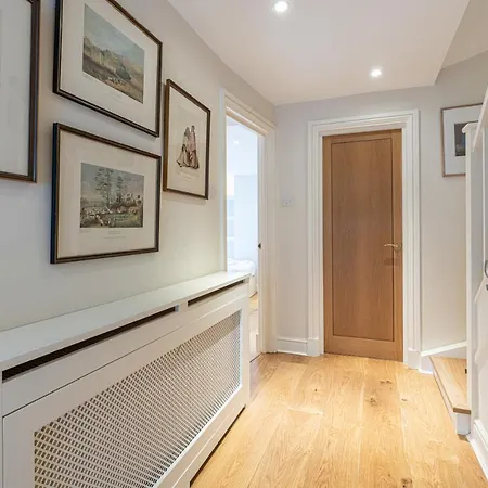 Holiday home Stylish Mews House With Parking London