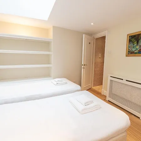 Stylish Mews House With Parking *