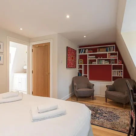 Stylish Mews House With Parking Holiday home *