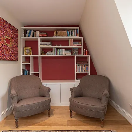 Stylish Mews House With Parking * London