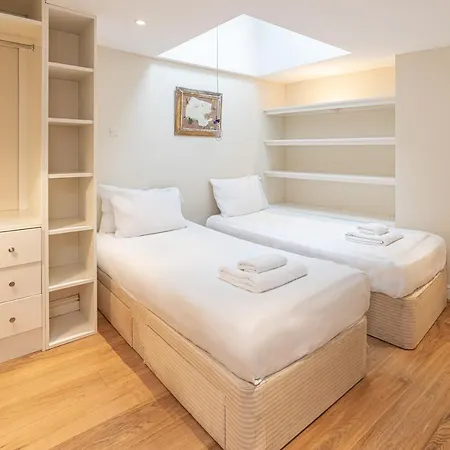 Stylish Mews House With Parking Holiday home London