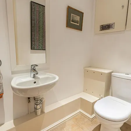 Stylish Mews House With Parking *