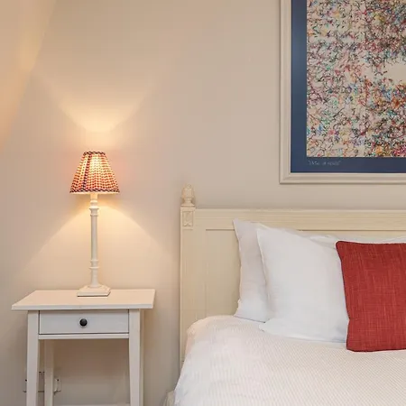 Stylish Mews House With Parking * London