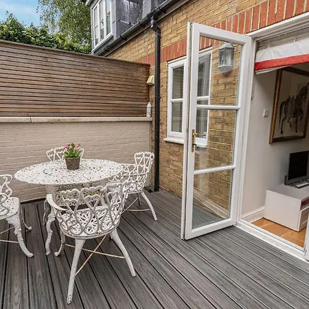 Holiday home Stylish Mews House With Parking *