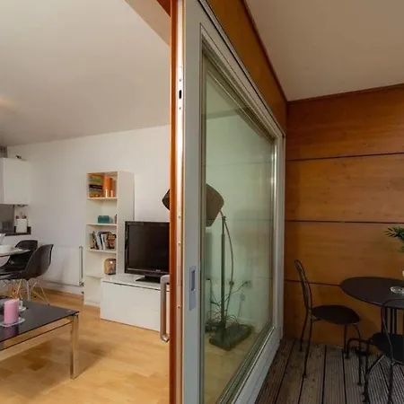Stylish One Bedroom Close To The Of Apartment *