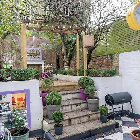 Stylish Flat With Private Yard In Shepherd Bush *