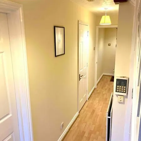 Smartrips Beckton Townhouse With Parking