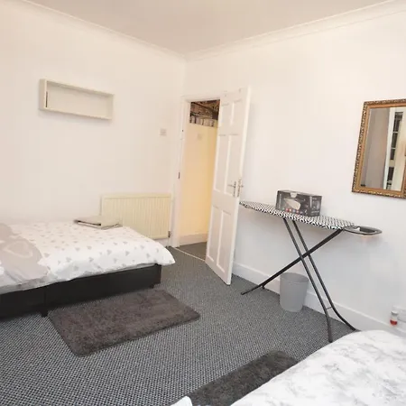 Lovely 3 Bedroom House Near Barking Station Barking (Greater London)
