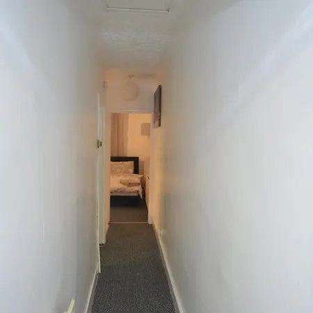 Lovely 3 Bedroom House Near Barking Station