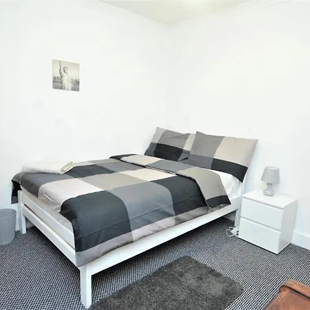 Lovely 3 Bedroom House Near Barking Station