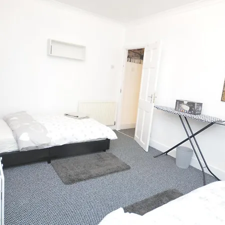 Holiday home Lovely 3 Bedroom House Near Barking Station
