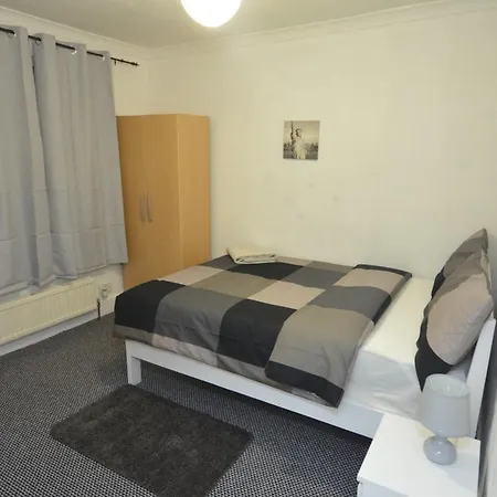 Holiday home Lovely 3 Bedroom House Near Barking Station *