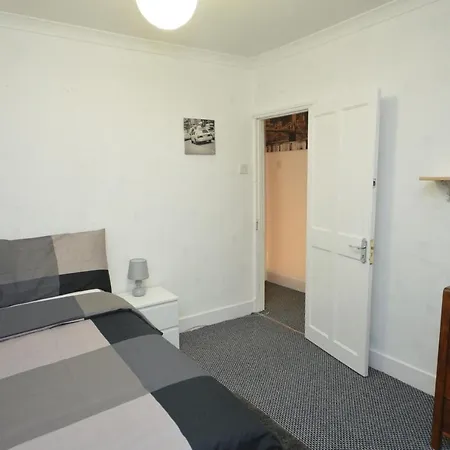 Holiday home Lovely 3 Bedroom House Near Barking Station *