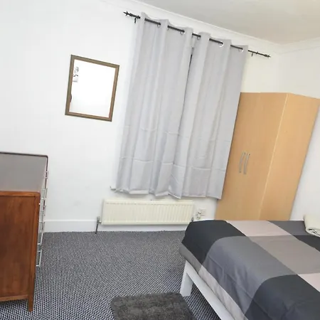 Holiday home Lovely 3 Bedroom House Near Barking Station *