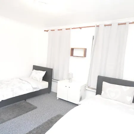 Lovely 3 Bedroom House Near Barking Station Holiday home *
