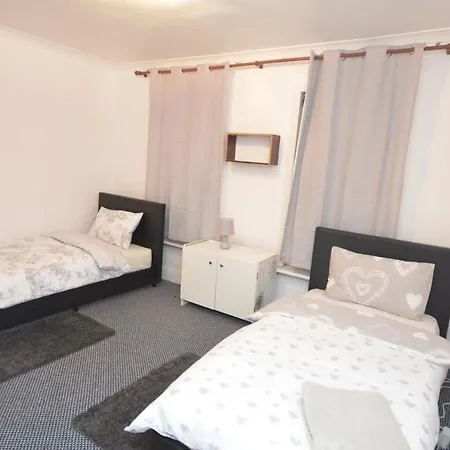 Holiday home Lovely 3 Bedroom House Near Barking Station