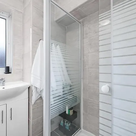 Stylish Excel 3 Bedroom Flat דירה *