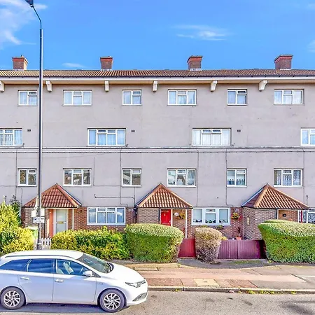 Stylish Excel 3 Bedroom Flat דירה