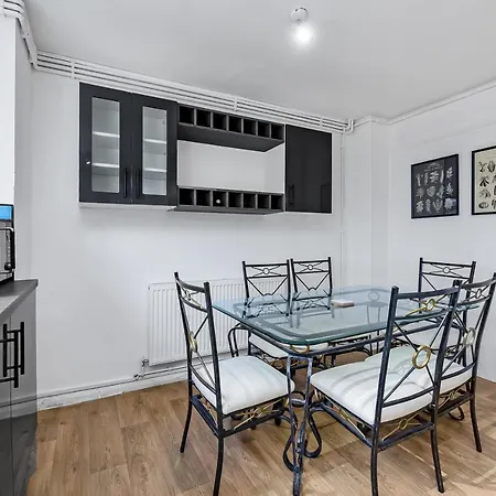 Stylish Excel 3 Bedroom Flat דירה