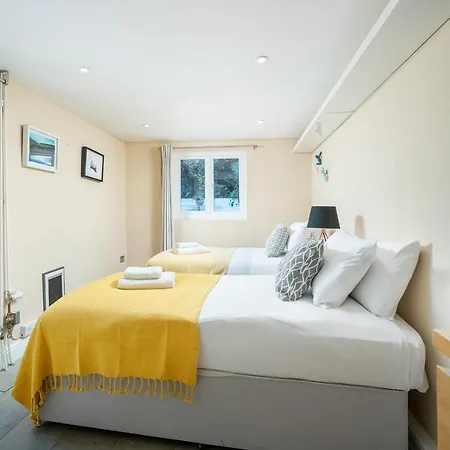 Sleek Flat With Communal Courtyard * לונדון