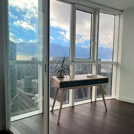 Luxury 2 Bed Flat Close To Victoria Station London