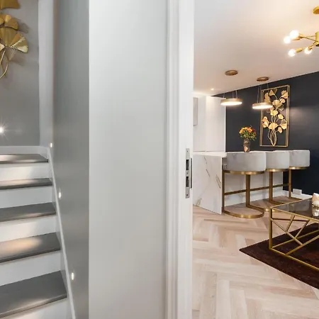 London's Modern Nuance - Battersea Apartment