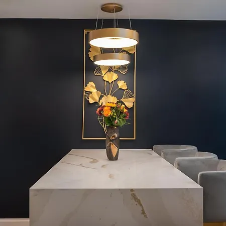 London's Modern Nuance - Battersea Apartment