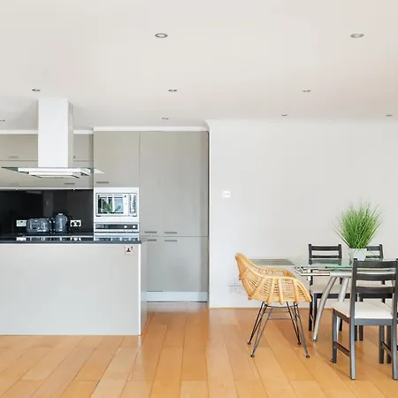 Riverside Two Bedroom In Canary Wharf Apartment *