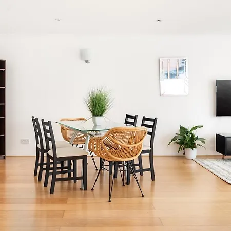 Apartment Riverside Two Bedroom In Canary Wharf *