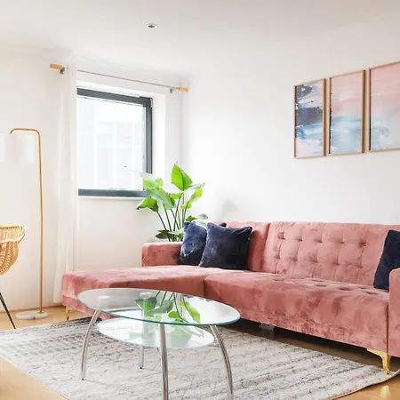 Riverside Two Bedroom In Canary Wharf Apartment