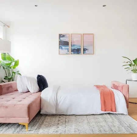 Riverside Two Bedroom In Canary Wharf London