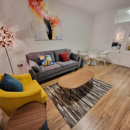 Garland Contemporary Apartment