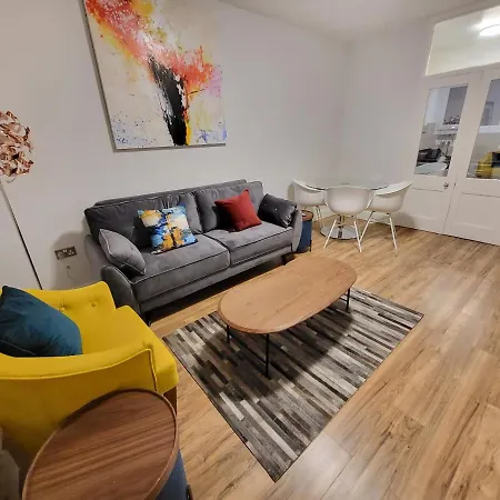 Apartment Garland Contemporary *
