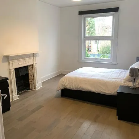 6 Bedroom House In London , Private Parking & Garden, 2 Minute Walk From Underground, Free Wi-fi Holiday home *