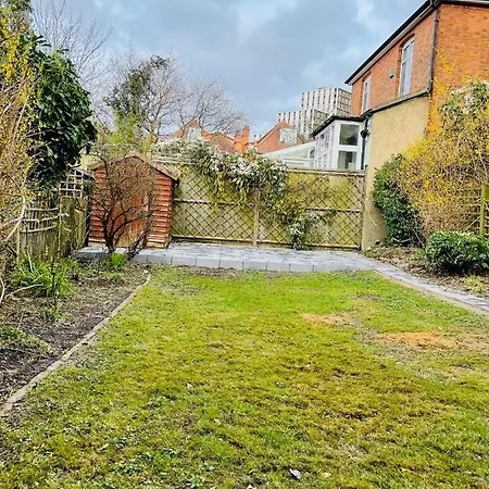 Holiday home 6 Bedroom House In London , Private Parking & Garden, 2 Minute Walk From Underground, Free Wi-fi Harrow